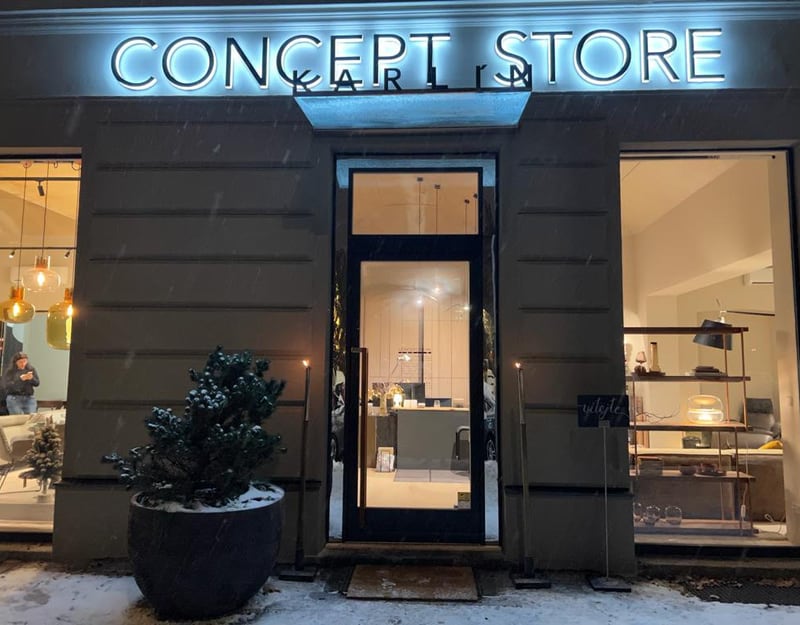 Fotografie prodejny s prosklenými výlohami Concept Store Karlín na Karlínském náměstí